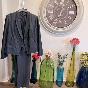 Larry Levine womens pant suit. NWT.